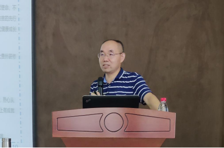 本次报告由研究生辅导员张媚老师主持,食品学院张清安教授讲授作主题